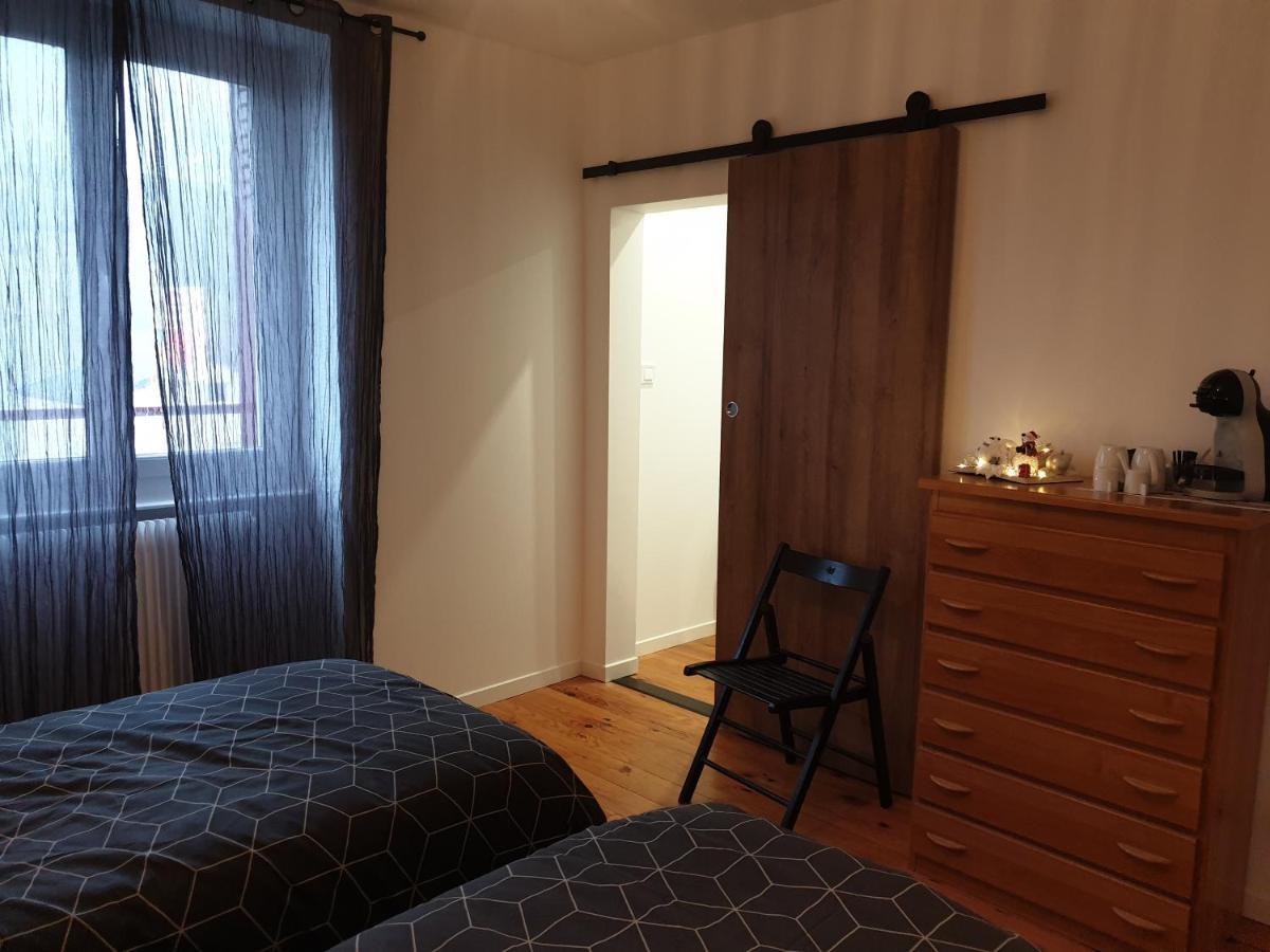 Sas Road Runner Cafe Bed & Breakfast Égliseneuve-dʼEntraigues Dış mekan fotoğraf