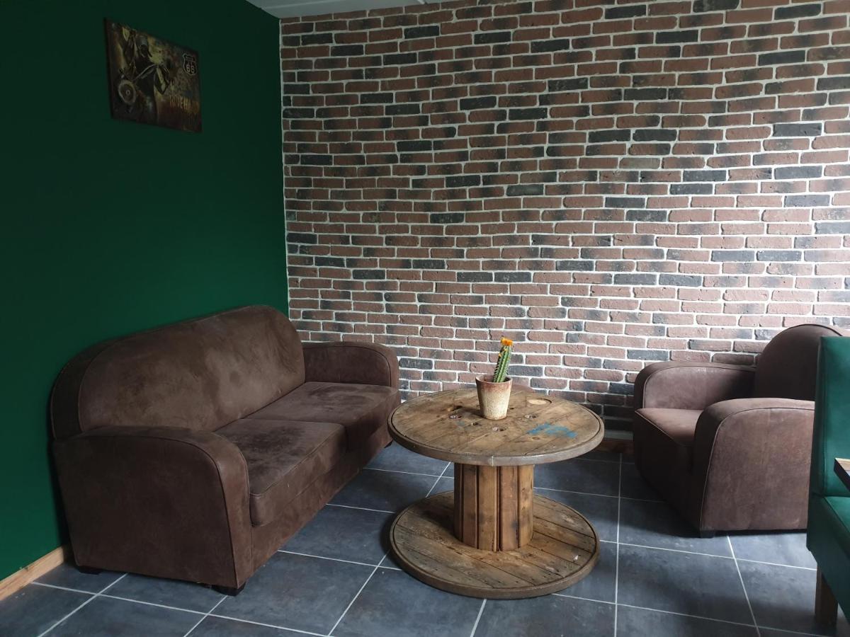 Sas Road Runner Cafe Bed & Breakfast Égliseneuve-dʼEntraigues Dış mekan fotoğraf